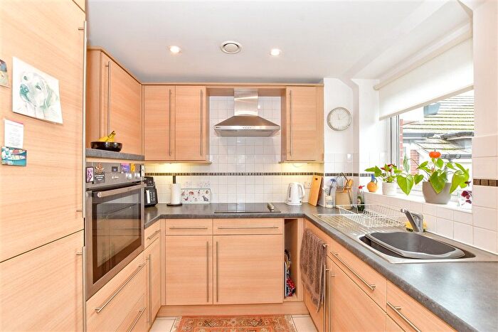 2 Bedroom Flat For Sale In Beaconsfield Road, Waterlooville, Hampshire, PO7