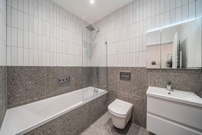 2 Bedroom Flat For Sale In Deptford High Street, London, SE8