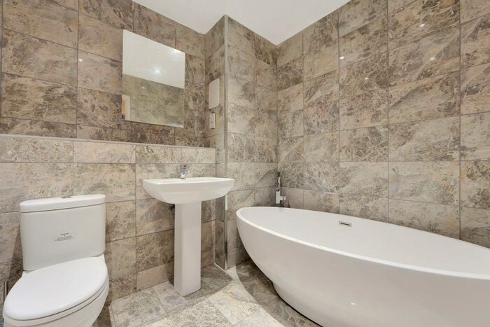 2 Bedroom Flat To Rent In Tideslea Path, London, SE28