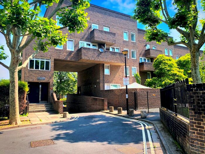 3 Bedroom Maisonette To Rent In Burlington Close, Maida Vale, London, W9