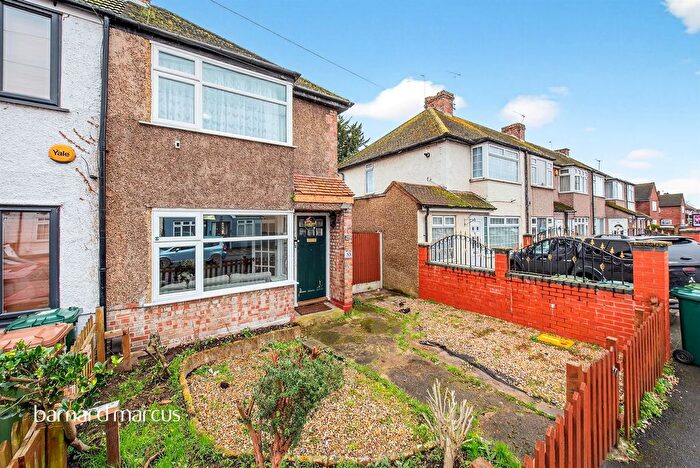 2 Bedroom End Terrace House For Sale In Cranford Avenue, Staines-Upon-Thames, TW19