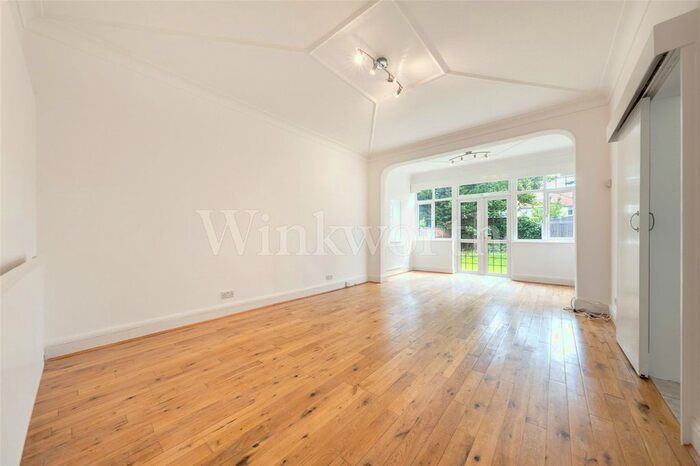 2 Bedroom Flat To Rent In Beechcroft Avenue, London, NW11