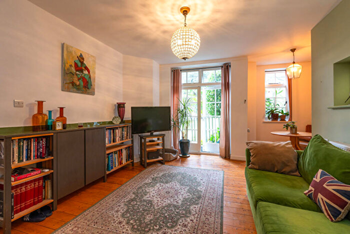 2 Bedroom Flat For Sale In Oakeshott Avenue, London, N6