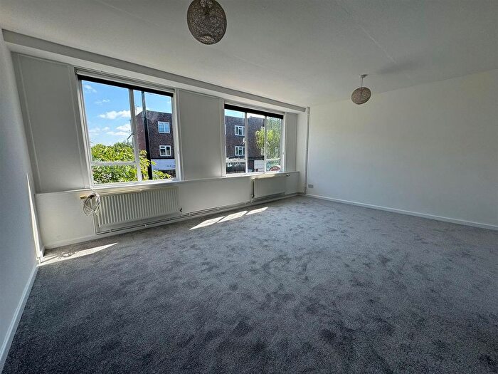 3 Bedroom Flat To Rent In North Street, Hornchurch, RM11