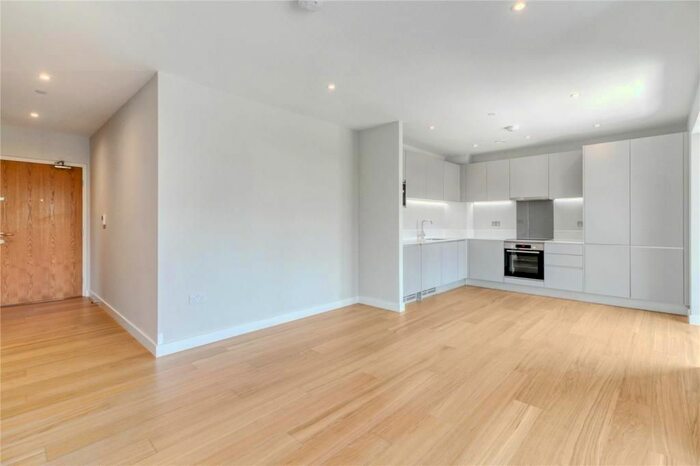 3 Bedroom Flat To Rent In Decoy Avenue, London, NW11