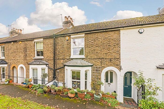 2 Bedroom Property For Sale In Watcombe Cottages, Kew, TW9
