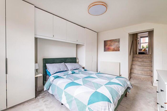 2 Bedroom Flat To Rent In St John'S Hill London, SW11