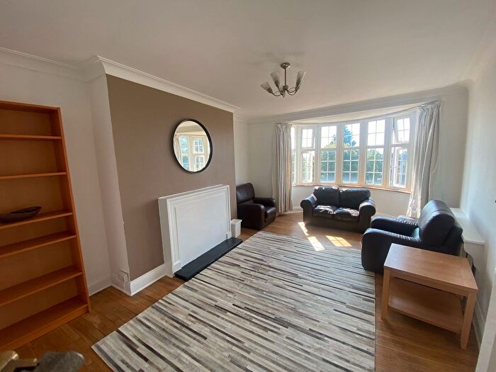 2 Bedroom Flat To Rent In The Burroughs, London, NW4