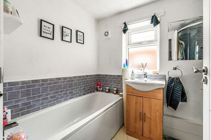 1 Bedroom Apartment For Sale In Kingston Road, Leatherhead, KT22