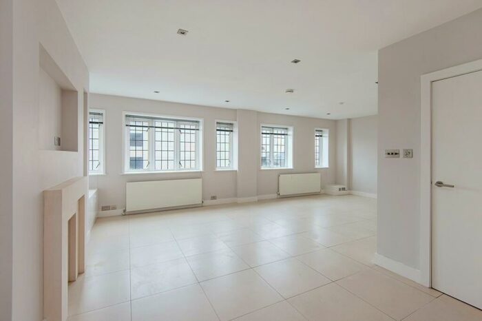 3 Bedroom Flat To Rent In Wellington Court, Wellington Road, NW8