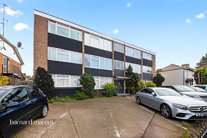 2 Bedroom Flat For Sale In High Road, London, N20