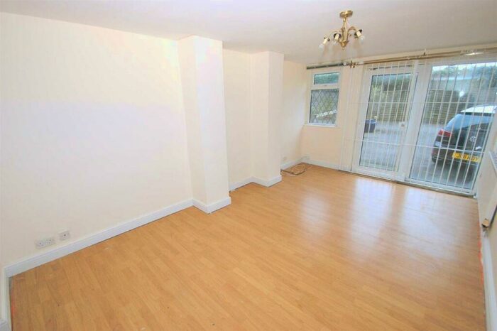 1 Bedroom Flat To Rent In Street Lane, Roundhay, Leeds, LS8