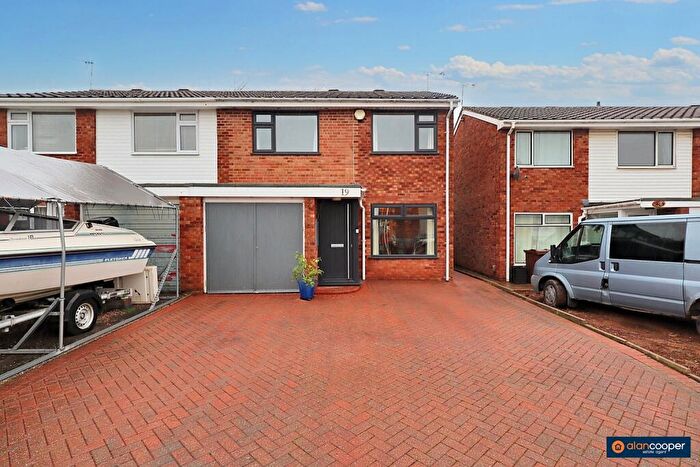 3 Bedroom Semi Detached House For Sale In Walnut Close, Nuneaton, CV10