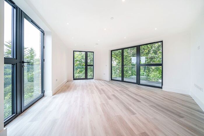 2 Bedroom Flat To Rent In Bourne Way, Hayes, Bromley, BR2