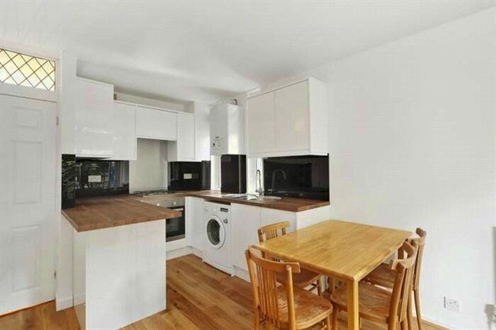 3 Bedroom Flat To Rent In Cedars Road, London, SW4