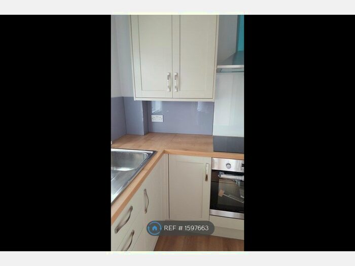 2 Bedroom Flat To Rent In Above High Street, New Forest, SO43