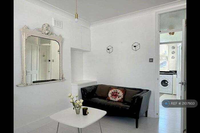 Studio To Rent In Brockley Cross, London, SE4