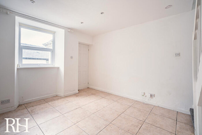 1 Bedroom Semi-Detached House To Rent In , LL31