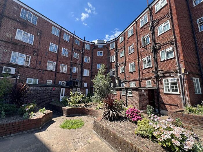 2 Bedroom Flat For Sale In Noble Corner, Great West Road, Heston, TW5