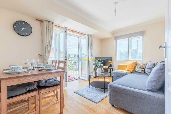 1 Bedroom Flat To Rent In Meadowbrook Close, Colnbrook, SL3