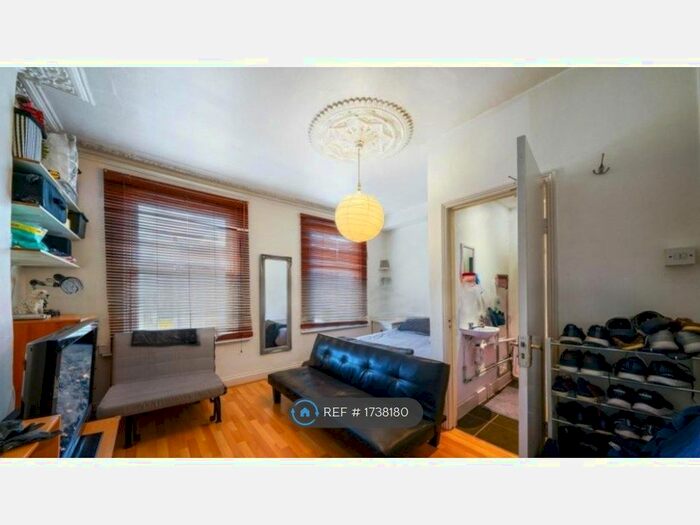 Studio To Rent In Hornsey Park Road, London, N8