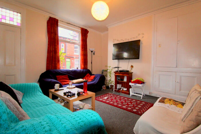 6 Bedroom House To Rent In Hessle Place, Leeds, LS6