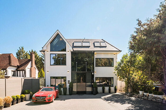 5 Bedroom Detached House For Sale In Waggon Road, Barnet, EN4