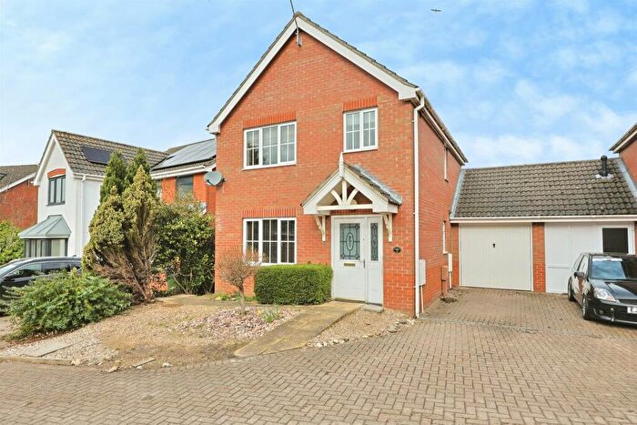 3 Bedroom Link Detached House For Sale In Yeats Way, Dereham, NR19
