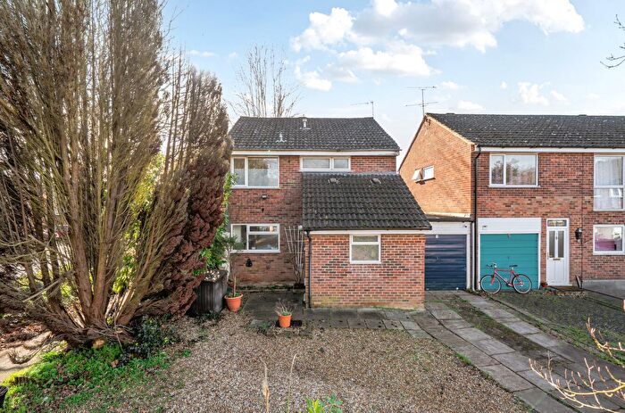 3 Bedroom Link Detached House For Sale In Upton Close, Farnborough, Hampshire, GU14