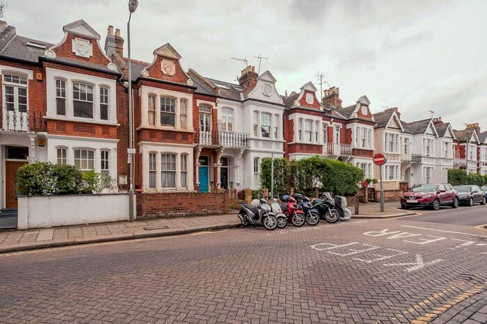 3 Bedroom Flat To Rent In Chelverton Road, Putney, London, SW15