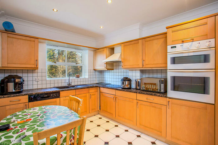 5 Bedroom Town House To Rent In Ellesmere Place, Walton, KT12