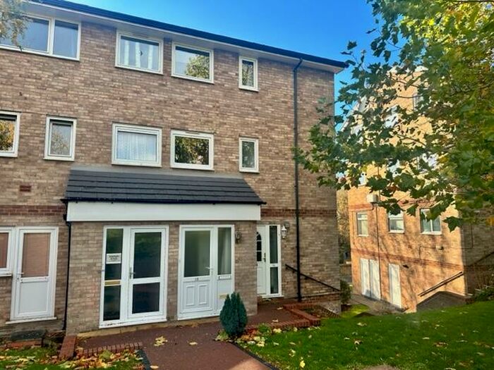 3 Bedroom Maisonette To Rent In Denham Close, Maidenhead, SL6