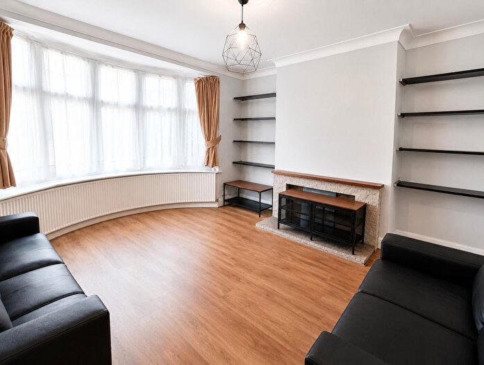 3 Bedroom Semi-Detached House To Rent In Courthouse Road, N12