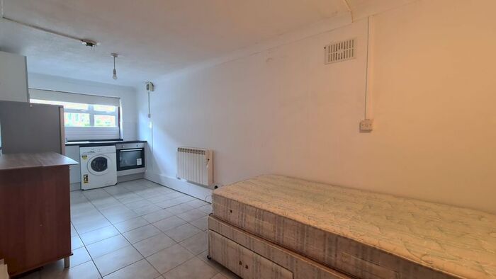Studio To Rent In Corban Road, Hounslow, TW3