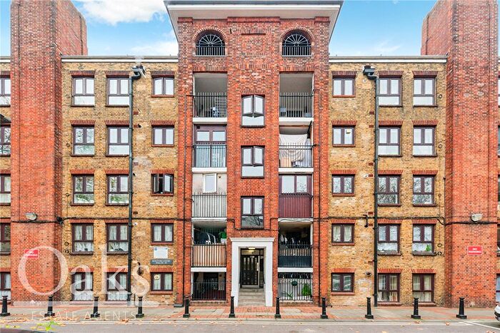 3 Bedroom Flat To Rent In New Park Road, London, SW2