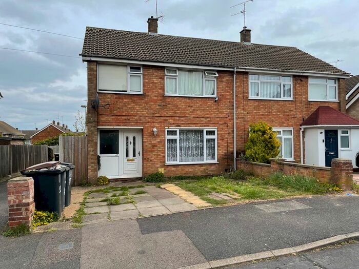 3 Bedroom Semi-Detached House To Rent In Oatfield Close, Luton, Beds, LU4