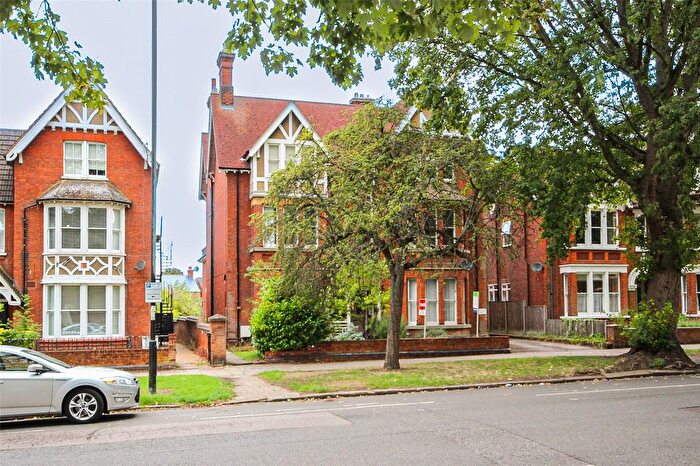 1 Bedroom Flat For Sale In De Parys Avenue, Bedford, Bedfordshire, MK40