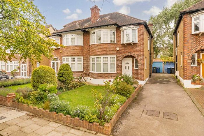 3 Bedroom Semi-Detached House To Rent In Lynton Mead, Whetstone, N20
