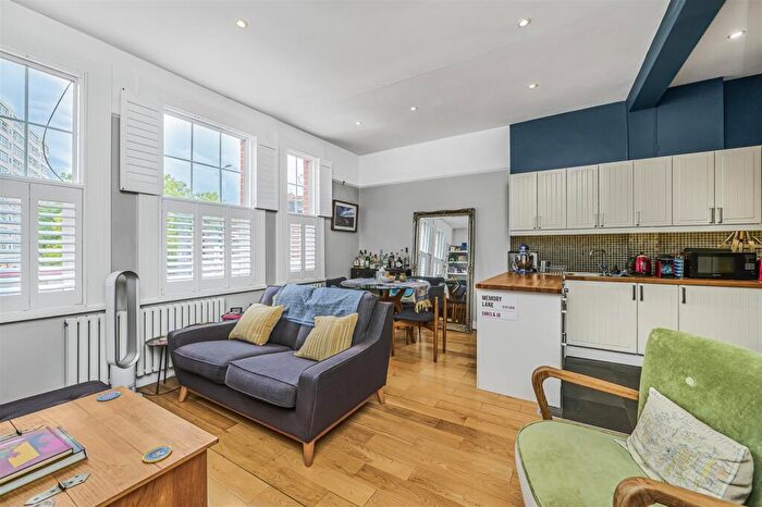 2 Bedroom Flat For Sale In Battersea Park Road, London, SW11