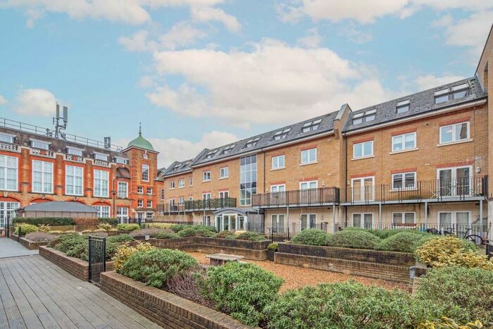 2 Bedroom Flat To Rent In Garratt Lane, London, SW18