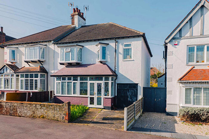 4 Bedroom Semi-Detached House For Sale In Walker Drive, Leigh-on-sea, SS9