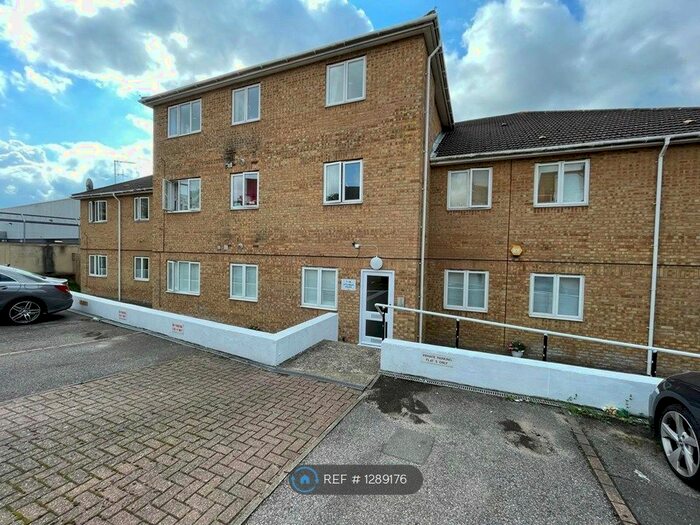 2 Bedroom Flat To Rent In Hitchman House, Romford RM5