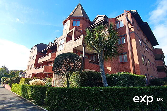 3 Bedroom Apartment For Sale In Beautiful Three Double Bed Apartment Moments From Canford Cliffs Beach, BH13