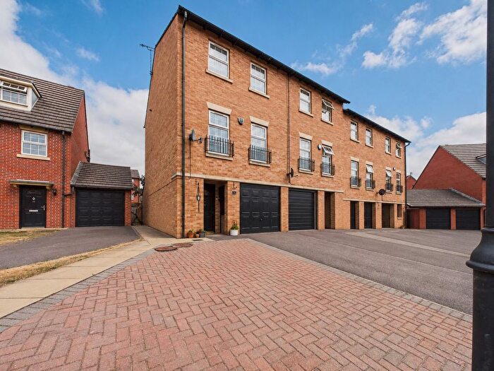 3 Bedroom Mews For Sale In Crofters Court, Balby, DN4