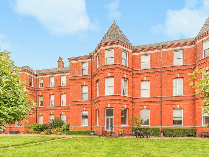 3 Bedroom Flat To Rent In Sherren Avenue, Charlton Down, Dorchester, DT2