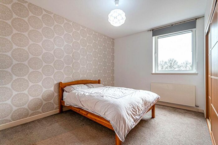 2 Bedroom Apartment To Rent In Jackson Place, Bearsden, G61