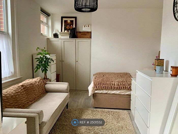 Studio To Rent In St James Road, East Grinstead, RH19