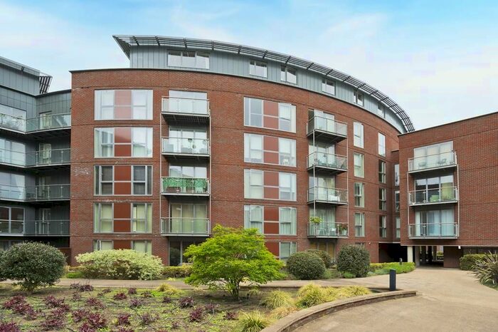 2 Bedroom Flat To Rent In The Heart, New Zealand Avenue, KT12