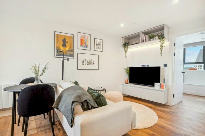 1 Bedroom Apartment To Rent In Balham High Road, London, SW12