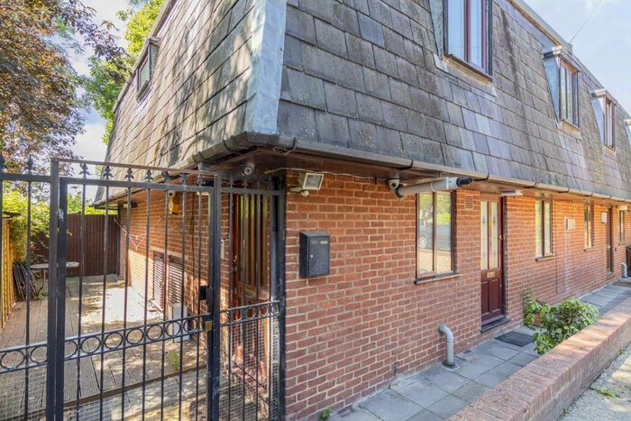 2 Bedroom Flat To Rent In Hopton Road, London, SW16